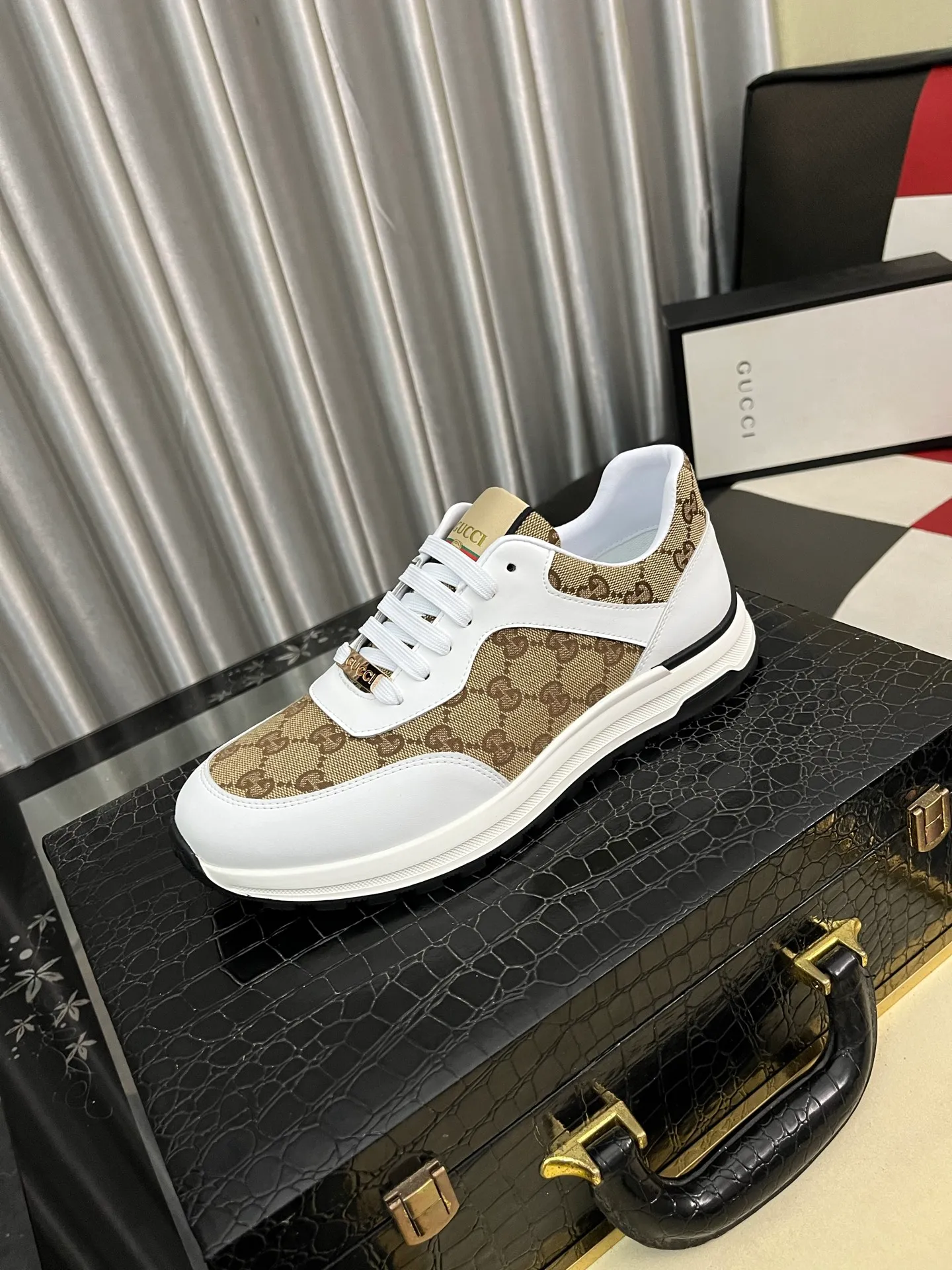 Men's shoes💰420⌚️⌚️[GUCCI] Gucci men's casual shoes are absolutely popular🔥The ultimate matching item for trendy men! The charm of super texture is irresistible, the main recommendation, the flower leather color is bright! The upper is made of high-quality cowhide + breathable fabric, sheepskin feet, wear-resistant rubber sole, noble and elegant! Extremely comfortable🎁🎁You can be as handsome as you want💪 38-442️⃣colors available